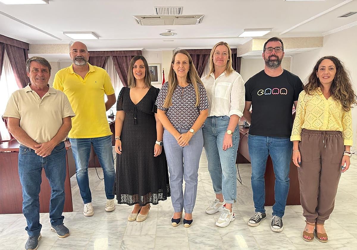 La nueva concejal, Maika Castillo a la izquierda de la alcaldesa de la localidad, Toñi Antequera.