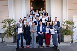 Foto de familia de las empresas y organizaciones pque lograron sus certificados junto a los representantes públicos.