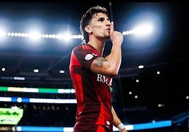 Theo Corbeanu celebra un gol con el Toronto en la MLS.