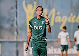 Gaizka Garitano dirige un entrenamiento esta semana.