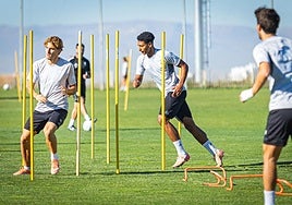 Owen, en el centro, durante el entrenamiento del Granada este viernes.