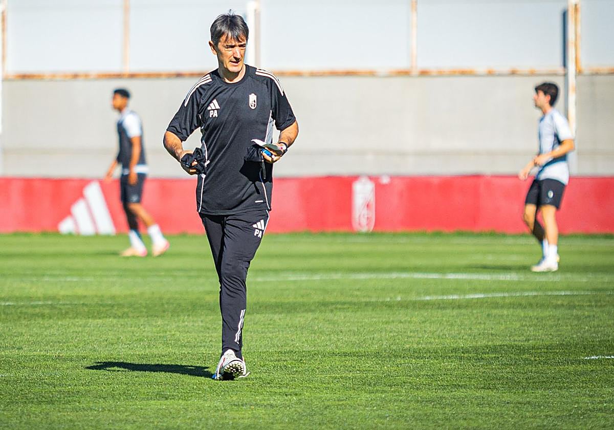 Pacheta da indicaciones durante el entrenamiento de este viernes.