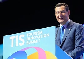 El presidente de la Junta, Juanma Moreno, posa con las autoridades asistentes a la clausura en Sevilla de la sexta edición del Tourism Innovation Summit (TIS).