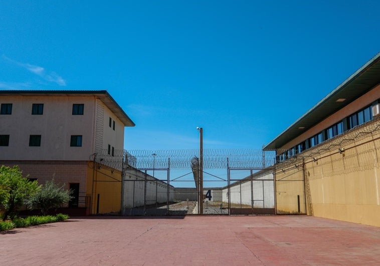 Un preso propina una paliza y le rompe el tabique nasal a un funcionario de la cárcel de Albolote