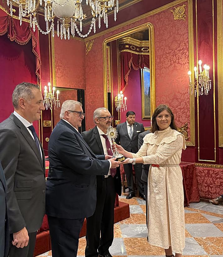 Imagen secundaria 2 - El Bar León recibe la Custodia de Plata «por su compromiso y apoyo a la Semana Santa de Granada»