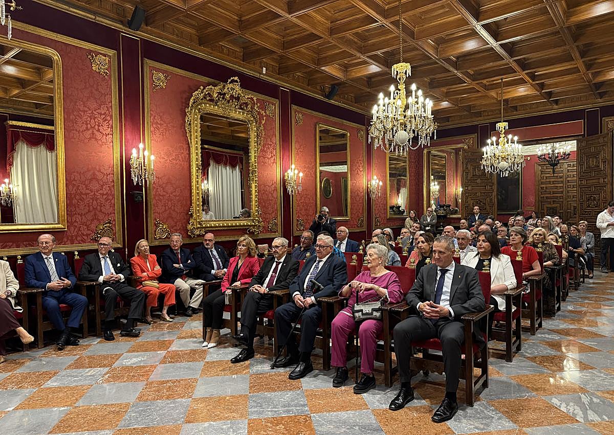 Imagen secundaria 1 - El Bar León recibe la Custodia de Plata «por su compromiso y apoyo a la Semana Santa de Granada»