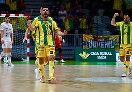 El gaditano Eloy Rojas celebra con la afición jienense su gol, el más espectacular del encuentro.