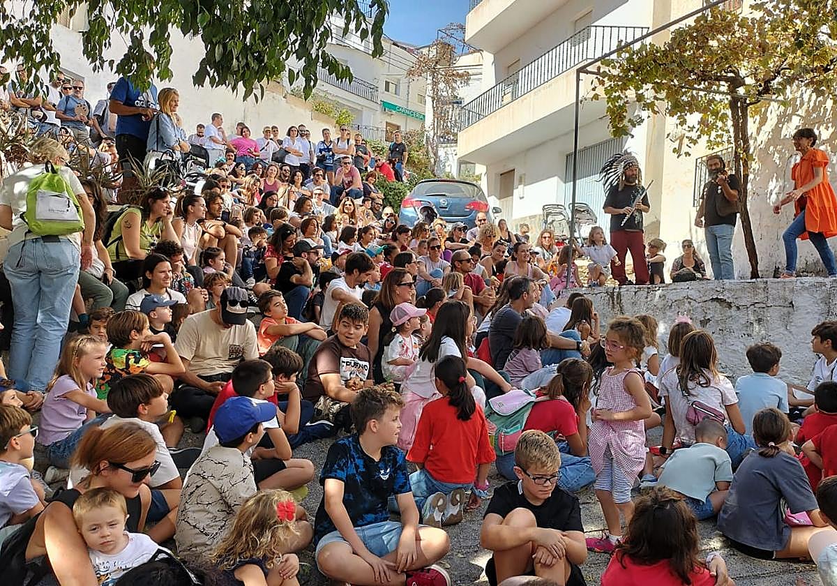 Una gran multitud de familias visita y participa en las actividades de El Veleficuento.