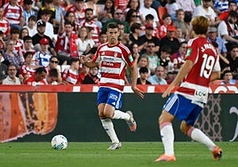 Rubén Alcaraz avanza con la pelota durante el partido con el Cádiz.