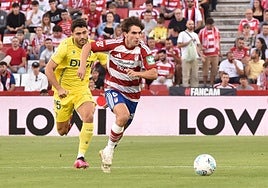 Pedro Alemañ intenta avanzar con el balón.