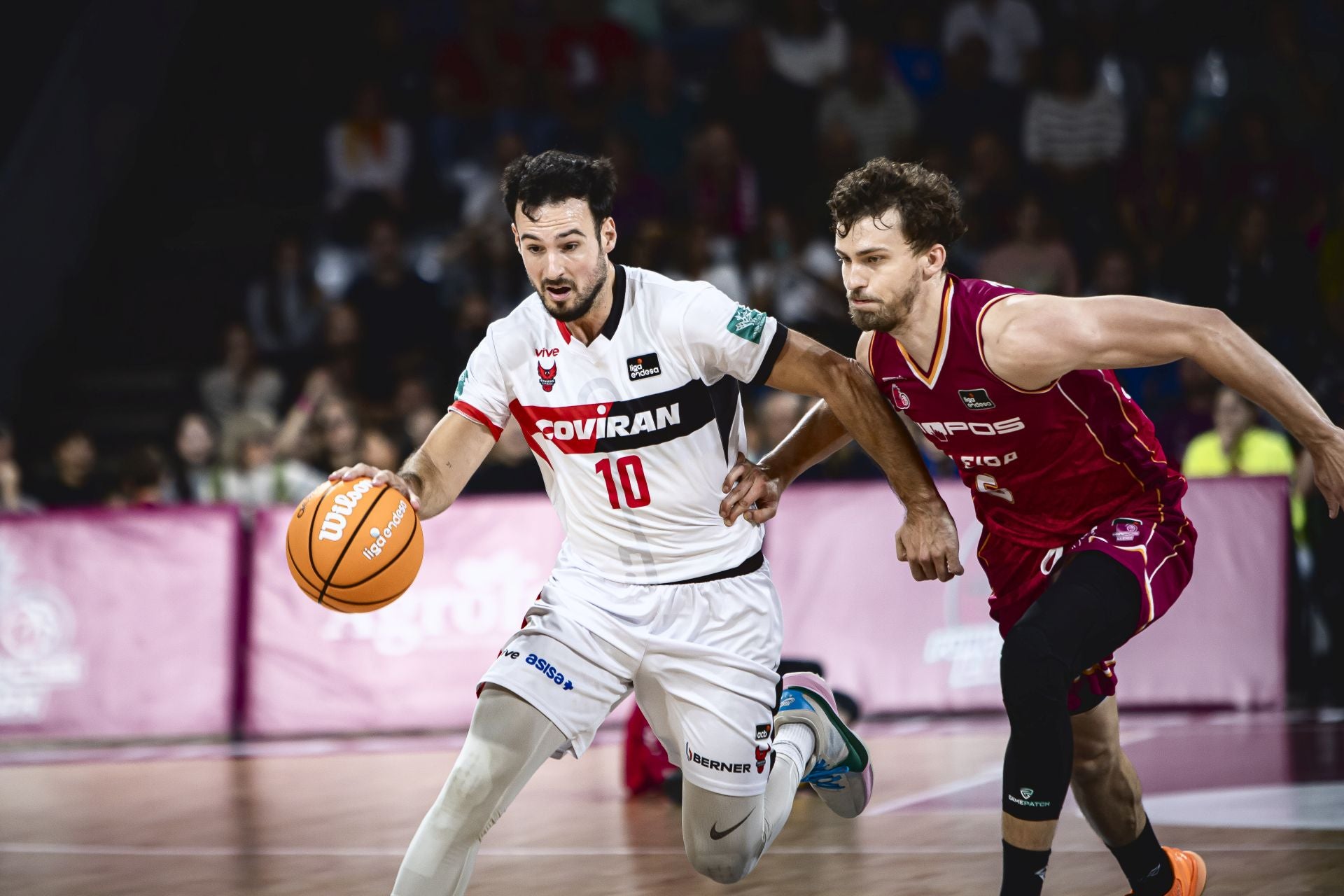 Una acción en el partido entre el Covirán y el Lleida en Barris Nord, aquí Lluís Costa deja atrás a Zoriks.