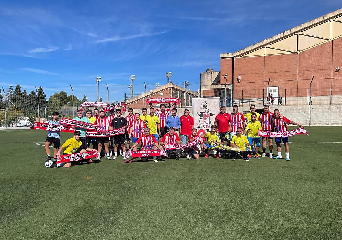 Peñistas del Granada y del Cádiz, durante el partido amistoso.