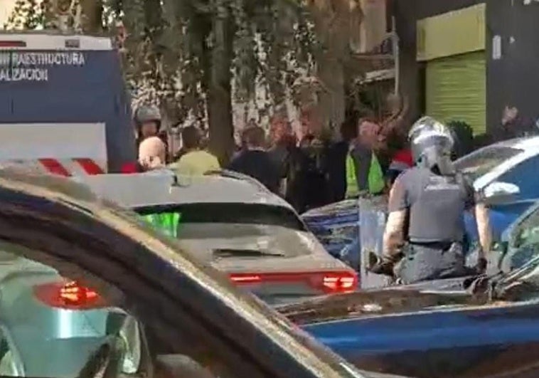 Identifican a 49 aficionados por una pelea con palos antes del Granada - Cádiz