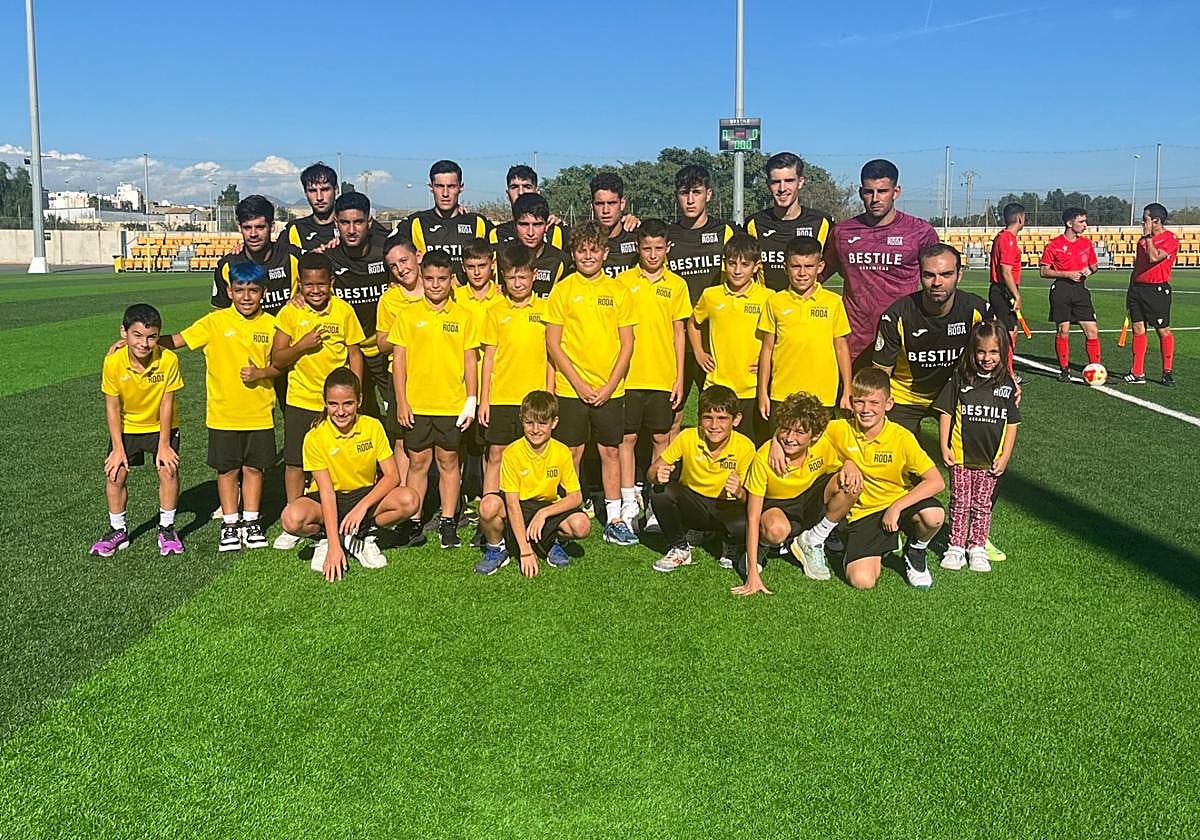 Alineación titular del Roda, con el apoyo de varios canteranos para la foto.