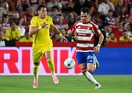 Álex Sola conduce un balón contra el Cádiz.