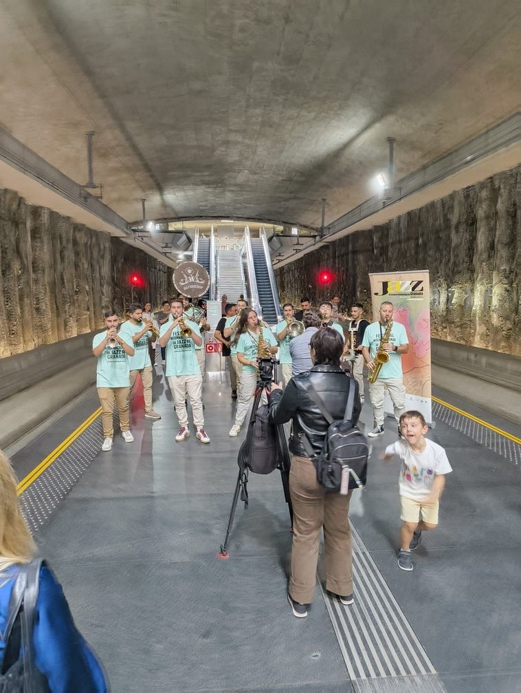 El Festival de Jazz sorprende a los pasajeros del metro de Granada con un concierto en vivo