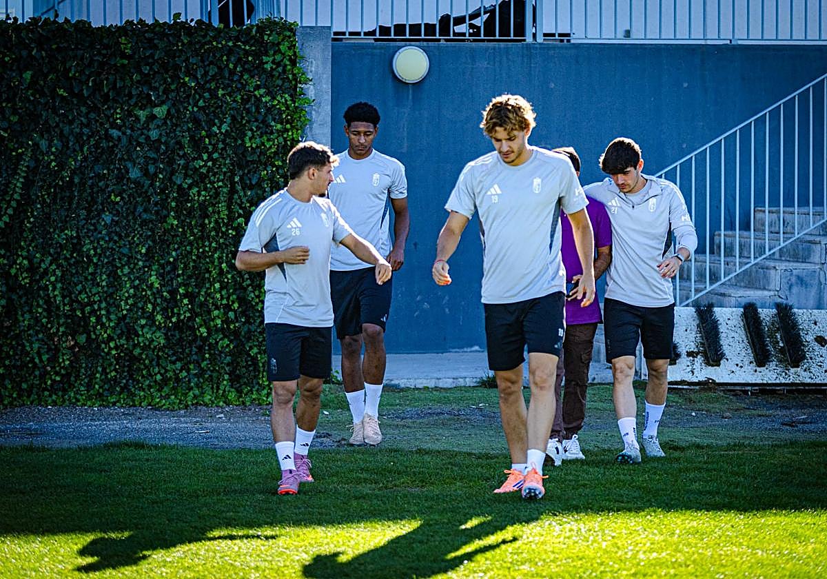 Rodelas, Owen, Pascual y Pablo Saénz salen al césped .