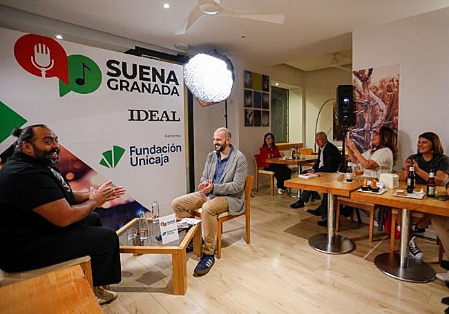 David de Jacoba, poniendo a cantar a los asistentes del Suena Granada, en el Botánico.