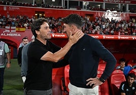 Rubi saludando a Pablo Hernández, técnico del Castellón