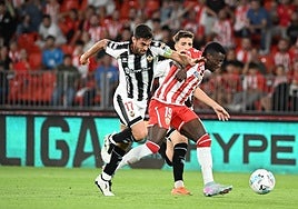Soko robando un balón durante el partido contra el Castellón