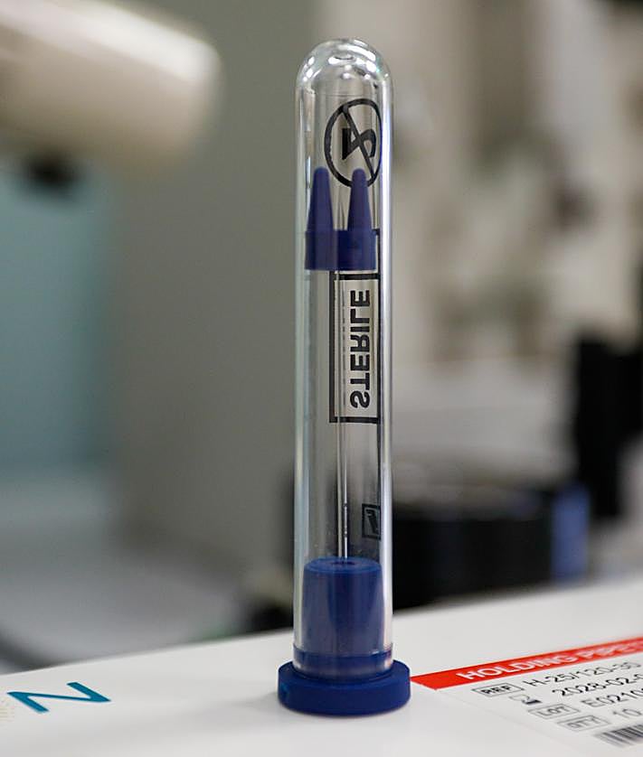 Imagen secundaria 2 - Los embriólogos Francisco Vergara y Javier Fernández, en el laboratorio de VidaFIV. La máquina original para fabricarla y, abajo, la micropipeta. 