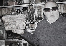 El vecino de Padul Francisco Molina Prenafeta muestra el cesto que le regaló su paisana Adelina ,que le regaló la familia garcía Lorca por ser su criada. (Archivo)