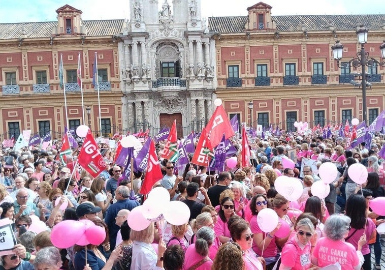 Miles de mujeres claman en Sevilla por una solución a la crisis de los cribados de cáncer