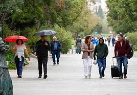 Paseantes este domingo por el bulevar de Constitución.
