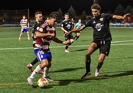 El nazarí Lozano sortea a un rival del San Pedro.