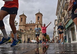 Los corredores atraviesan la Plaza de España en Santa Fe.