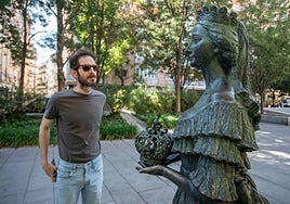 La estatua de Eugenia de Montijo en el bulevar de Constitución fue protagonista del reportaje publicado por IDEAL el pasado martes con el titular 'Tras la pista en Granada de la corona de Eugenia de Montijo robada en el Louvre'.