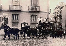 Un entierro va camino del cementerio.