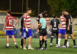 El rojiblanco Zinebi dialoga con la colegiada del encuentro ante el San Pedro.