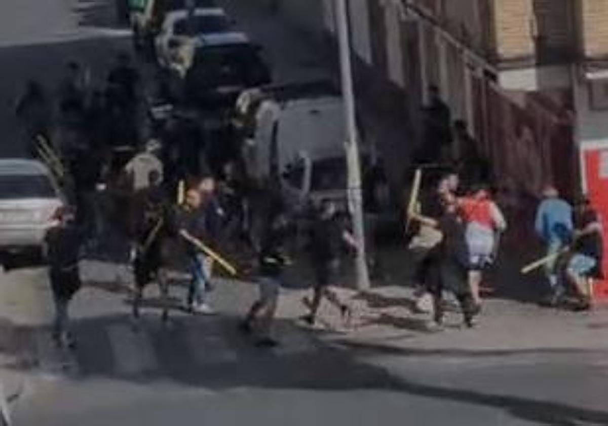 El vídeo de la pelea de ultras antes del derbi entre Granada y Cádiz: «Niño, ¡el botellazo!»