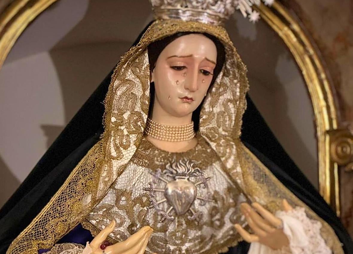 Imagen secundaria 1 - María Santísima de la Marced (Vestidor: Jesus Lizana), Nuestra Señora del Amor y el Trabajo (Vestidor: Álvaro Abril) y María Santísima de la Caridad (Álvaro Abril) presentadas de luto para el mes de noviembre