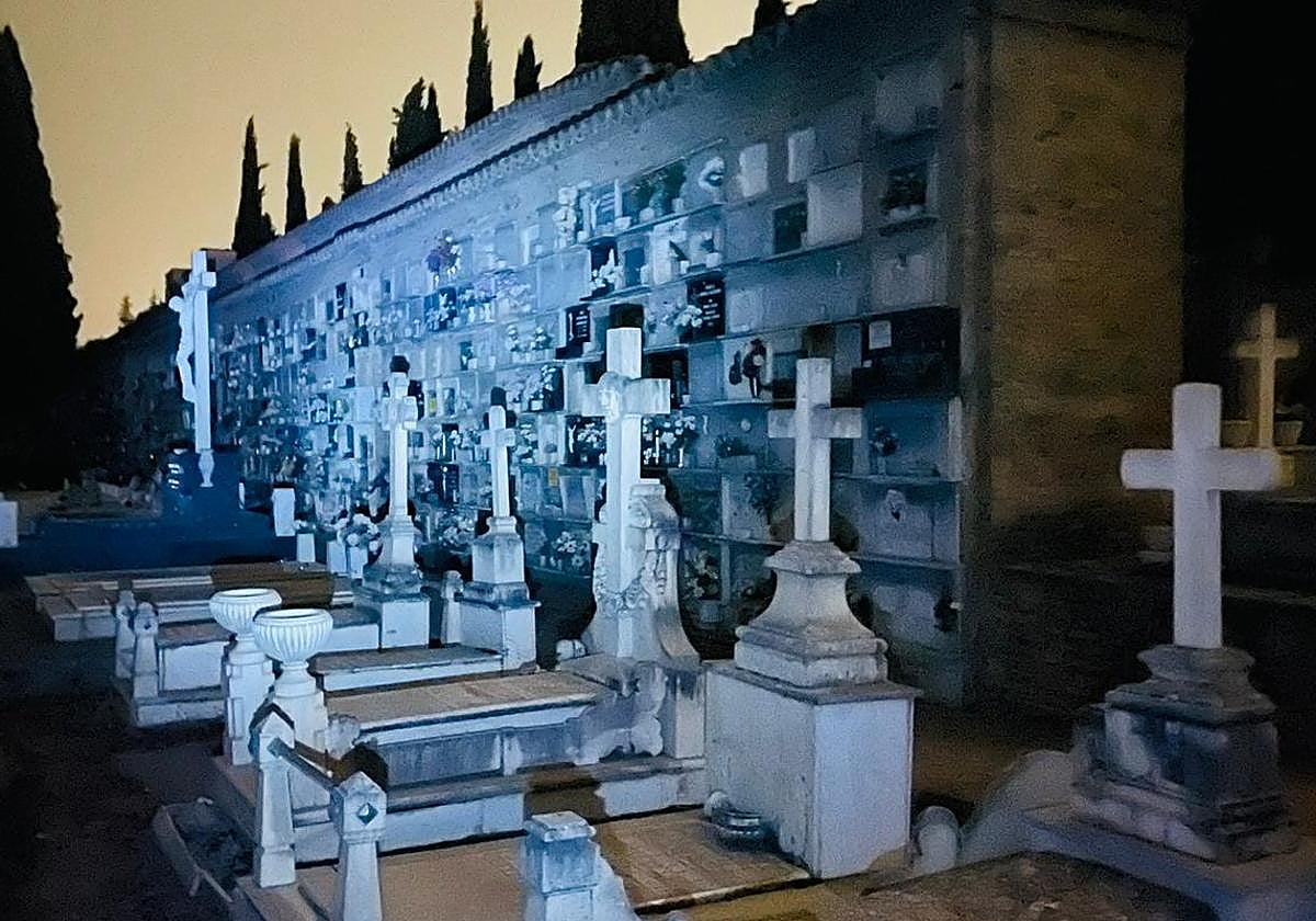 El cementerio de San José en una visita nocturna el pasado agosto