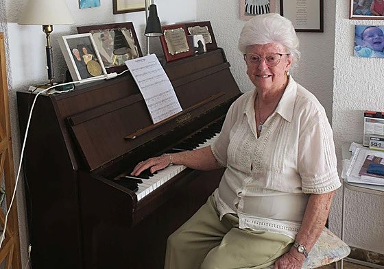 Elena Peinado, en el piano de su casa.
