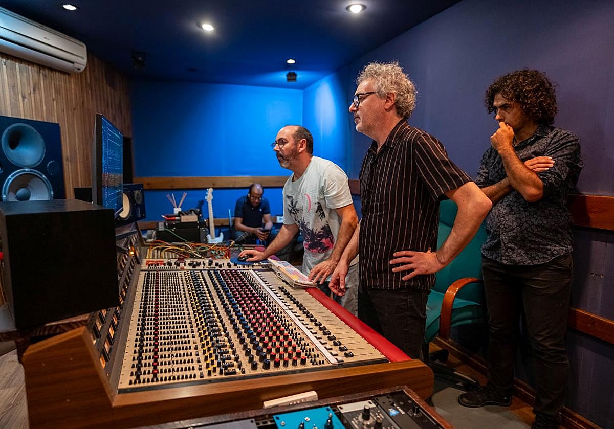 Pablo y José A. Sánchez, de Producciones Peligrosas, preparan una sesión de trabajo junto a Ramón Rodríguez del grupo Fandila (d) y Mouhssine Kourrachi