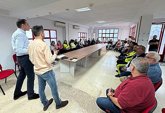Reunión para explicar las ayudas a las que pueden acceder los jóvenes.