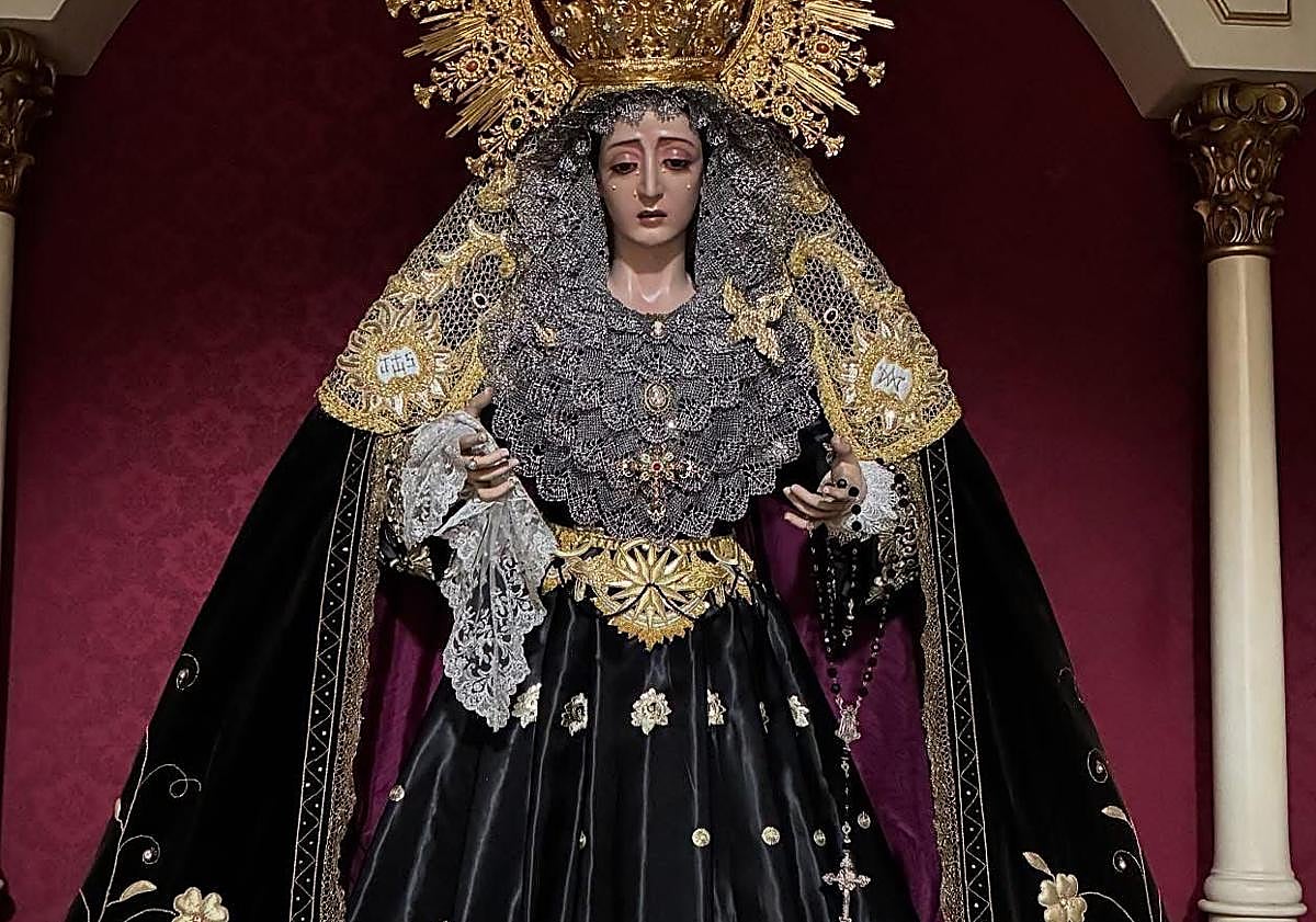 Imagen principal - Nuestra Señora de la Luz (Vestidor: Álvaro Abril), María Santísima de la Concepción (Vestidor: Jorge Heredia) y la Virgen de la Estrella (Vestidor: Javier Núñez) lucen sus ternos de luto para el mes de noviembre