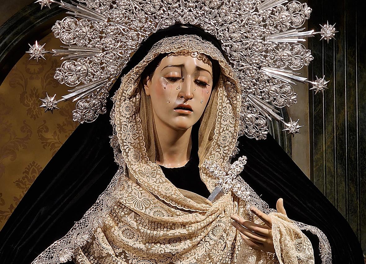 Imagen secundaria 1 - Nuestra Señora de la Luz (Vestidor: Álvaro Abril), María Santísima de la Concepción (Vestidor: Jorge Heredia) y la Virgen de la Estrella (Vestidor: Javier Núñez) lucen sus ternos de luto para el mes de noviembre