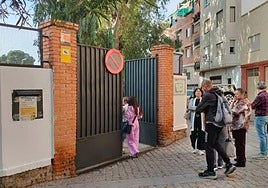 Familias a las puertas del centro tras comunicar su cierre.