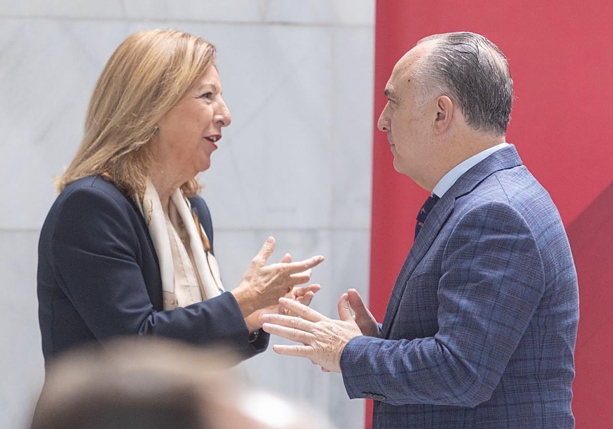 Imagen principal - María Teresa Pagés junto a Juan Ignacio Zafra en la primera imagen. En la segunda imagen, Gerardo Cuerva saludando al presidente de Cetursa, Jesús Ibáñez, y abajo el vicepresidente de la CGE, José Antonio Lucha, junto al presidente de Círculo Tecnológico, Marcelo Vázquez.