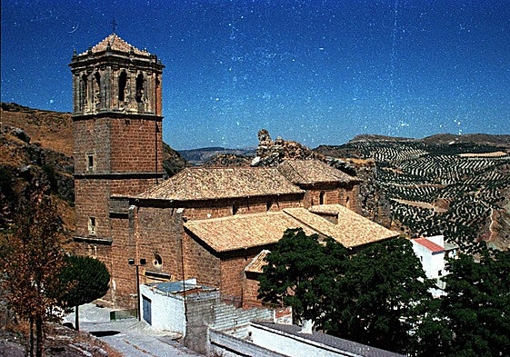 Vista de la iglesia de Colomera.