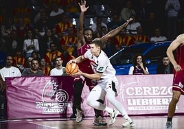 Valtonen, destacado en Lleida, protege el balón ante James Batemon.