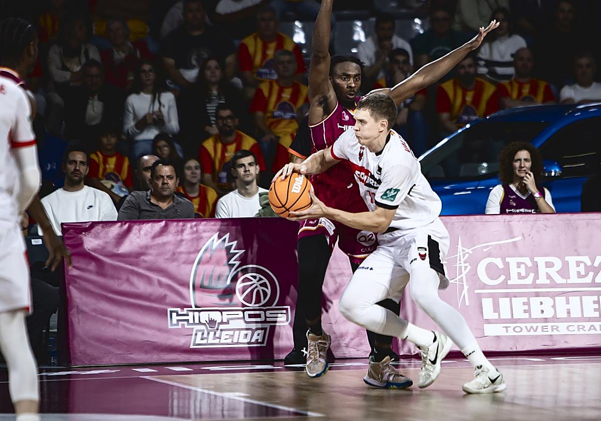 Valtonen, destacado en Lleida, protege el balón ante James Batemon.