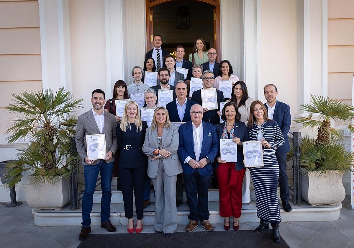 Foto de familia de las empresas y organizaciones pque lograron sus certificados junto a los representantes públicos.