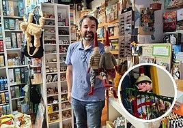 El famoso playmobil de la calle Puentezuelas regresa a la tienda de Blas Molina.