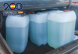 Detenido por transportar 12 garrafas con 300 litros de gasolina en su coche