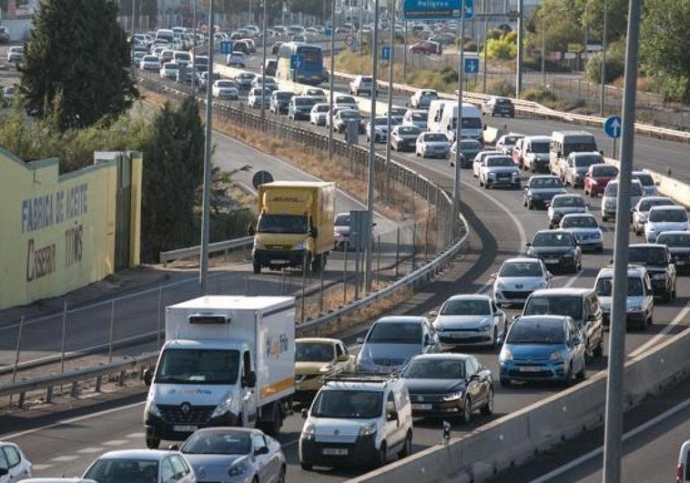 Un accidente entre dos motos colapsa la Circunvalación de Granada